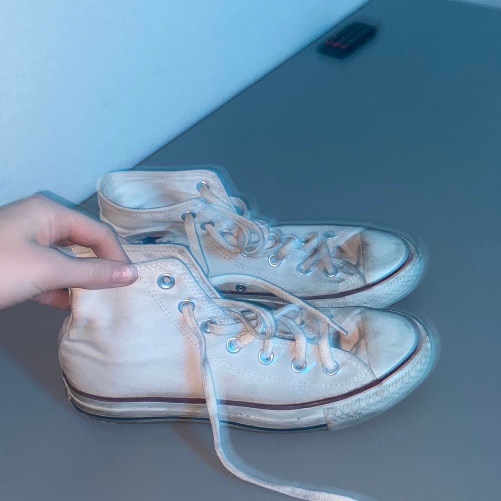 White converse *used, but in great condition* size: mens 6/ womens 8